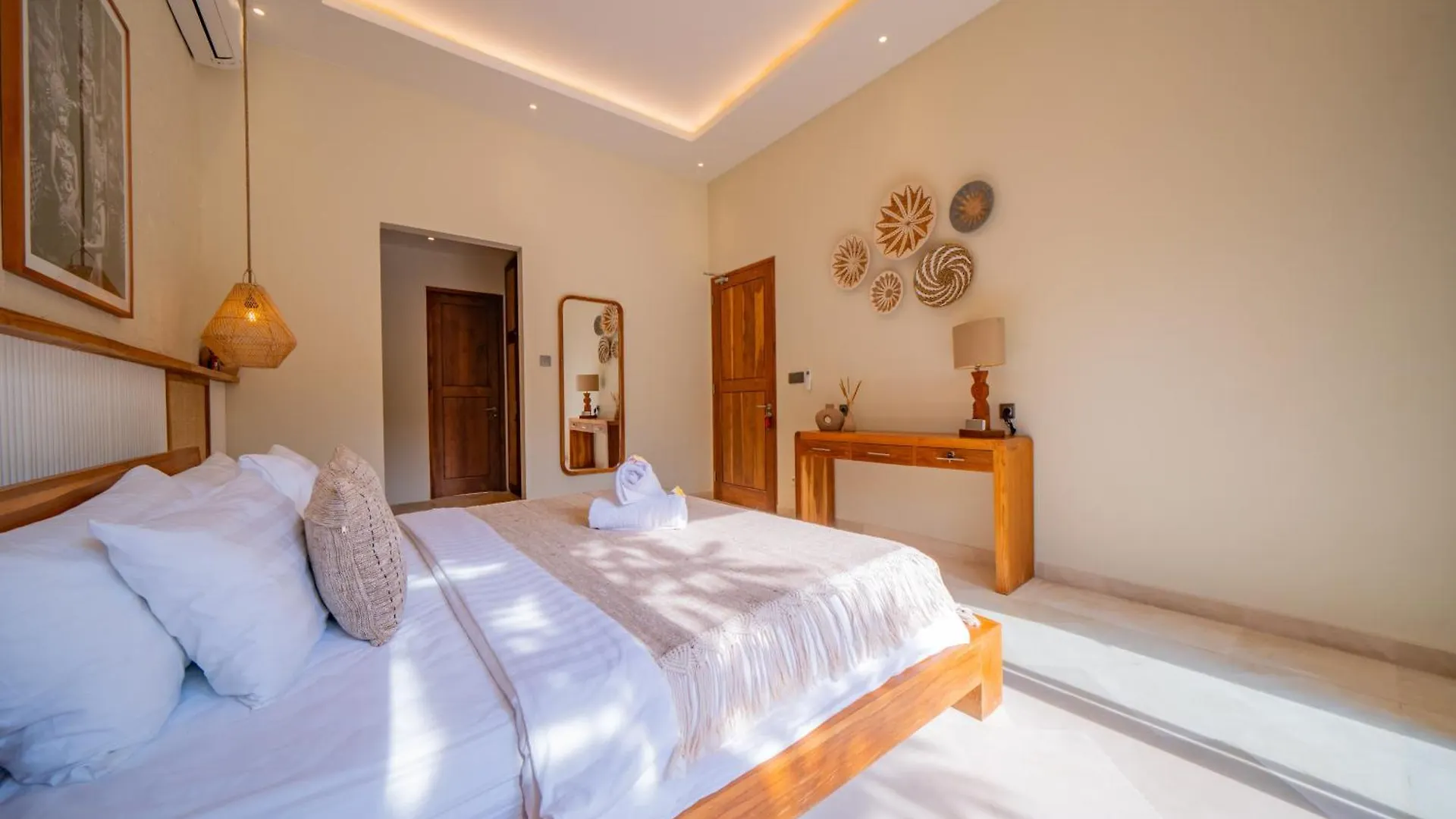 Luxury Balinese Oasis With Private Pool - 2 Br Villa Kerobokan  Kerobokan (Bali)