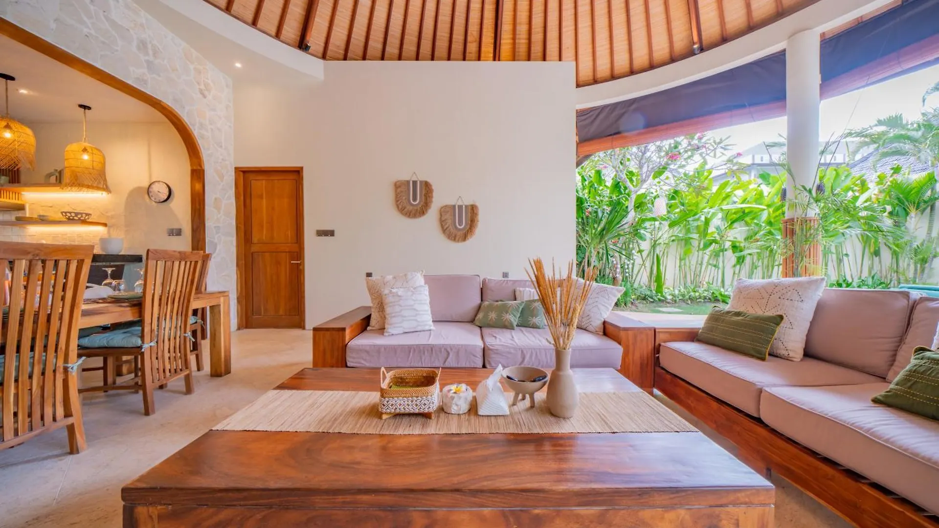 Luxury Balinese Oasis With Private Pool - 2 Br Villa Kerobokan